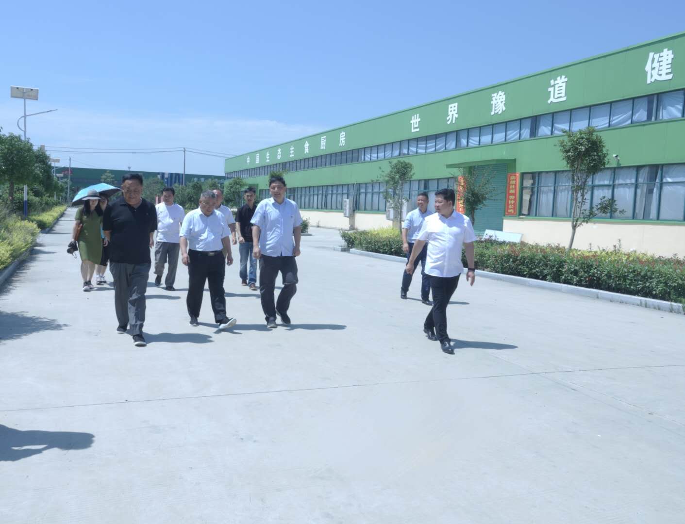 民建信陽市委主委賈作平一行來我公司調(diào)研產(chǎn)業(yè)扶貧工作